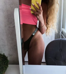Leaked hot selfies of a girl with awesome long legs