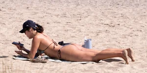 Don’t click if you hate chicks in bikinis