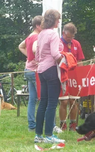 Skinny candid milf wearing tight blue jeans park creepshot