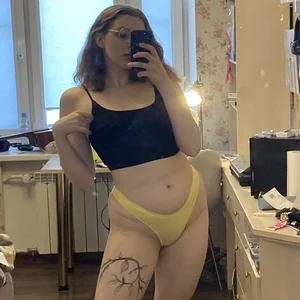 Hot amateur bespectacled chubby girl’s leaked erotic selfies