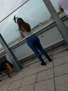 Big sexy ass in tight jeans at the airport