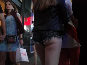 Girl in NYC showing her ass cheeks in denim shorts