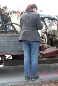 Milf wearing tight blue jeans outdoor creepshot