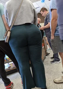 Thick curlyhead goddess in blue leggings