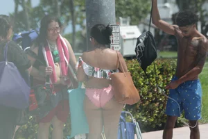 Candid Florida beach and bikini girls