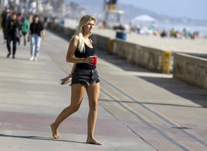 Hot candid summer girls in shorts, leggings and crop tops