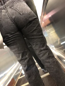 Candid chick wearing tight grey jeans subway escalator creepshot
