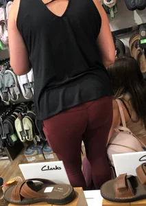MILF in red leggings bends for the camera