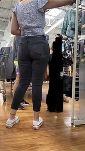 Tall Thick Latina Milf In Tight Black Jeans😋
