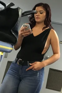 Thick brunette in tight jeans and showing some side boob