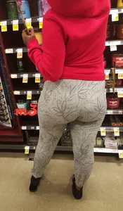 Ebony babe with a big booty in grey leggings