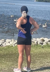 Stocky candid milf in spandex shorts lakeside creepshot