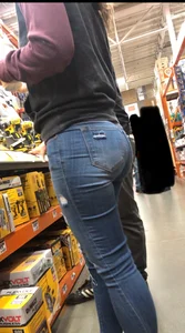 Plump booty in jeans