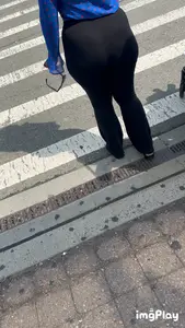 Black Queen with the YAMS in leggings at the airport ( OC , GIFs)