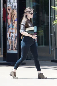 Thick booty brunette with nice ass in tight black jeans