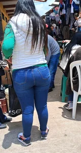 Gordita nalgona en jeans ajustados