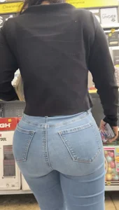 Short Latina has sweet bubblebutt in jeans