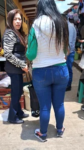 Gordita nalgona en jeans ajustados