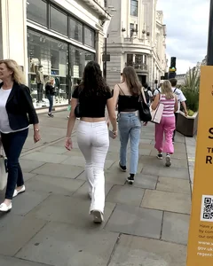 Tight round ass in white jeans shows us how it’s done