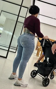 Bubble Butt Latina at Apple Store (OC)