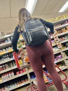 Hot Mom wearing Lululemon’s  [ NOT OC ]