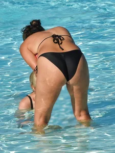Bikini milf with wide hips and great ass in the pool [077]