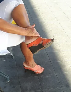 Candid girls in public showing nice legs and feet