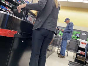 Hottt blonde milf got a nice ass.