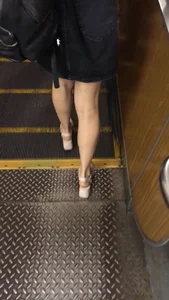 Nice legs on the subway escalator, candid video