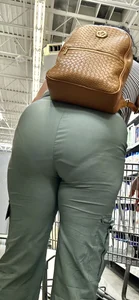 Casual milf kept bending over w strong VPL‼️