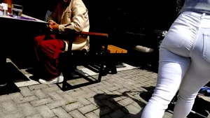 CURVED ASS WHITE PANTS MOM