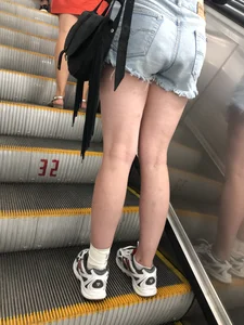 Tall Candid Teen Girl in Denim Shorts and a Top With an Injured Knee Subway and Street Creepshots - Hot and Muscular Long Legs