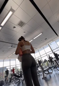 Must see! Gym babe bends over  / not OC