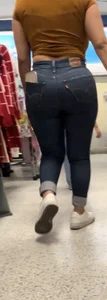 Phat latina MILF ass in jeans