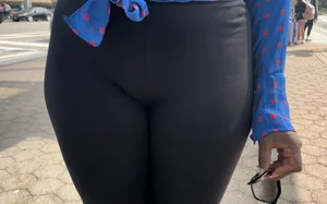 Black Queen with the YAMS in leggings at the airport ( OC , GIFs)