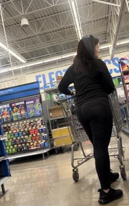 Pawg Mom with nice ass in spandex