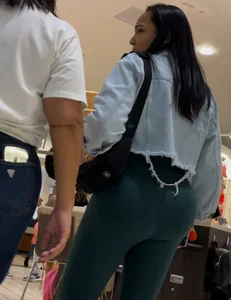 THICK LATINA IN GREEN LEGGINGS