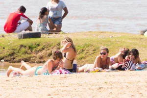 Candid beach girls in thongs