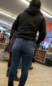 Cute brunette all up in donut box so I capped her donut hole!
