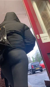 A few peaches🍑 in tight leggings, slight vpl and a jiggle