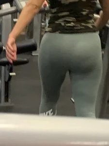 Couple babes at the gym in leggings with nice asses