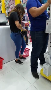 Latina booty in pocket less jeans