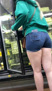 PAWG eating up shorts. VPL
