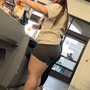 Amazing pawg  at the Self Check out