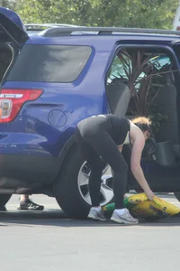 Hoe Depot girl with big booty loading her SUV in leggings with vpl