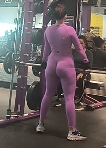 2 latinas working out their bubbles