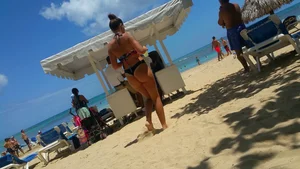 Cute beach babe with a nice ass in a bikini