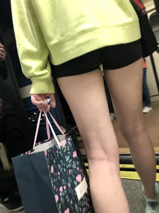 Hot subway candid girl in shorts with hot slim legs closeups