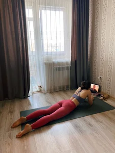 Hot and fit yoga girl selfies