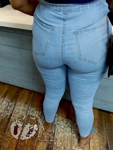 Small waist with a thick peach